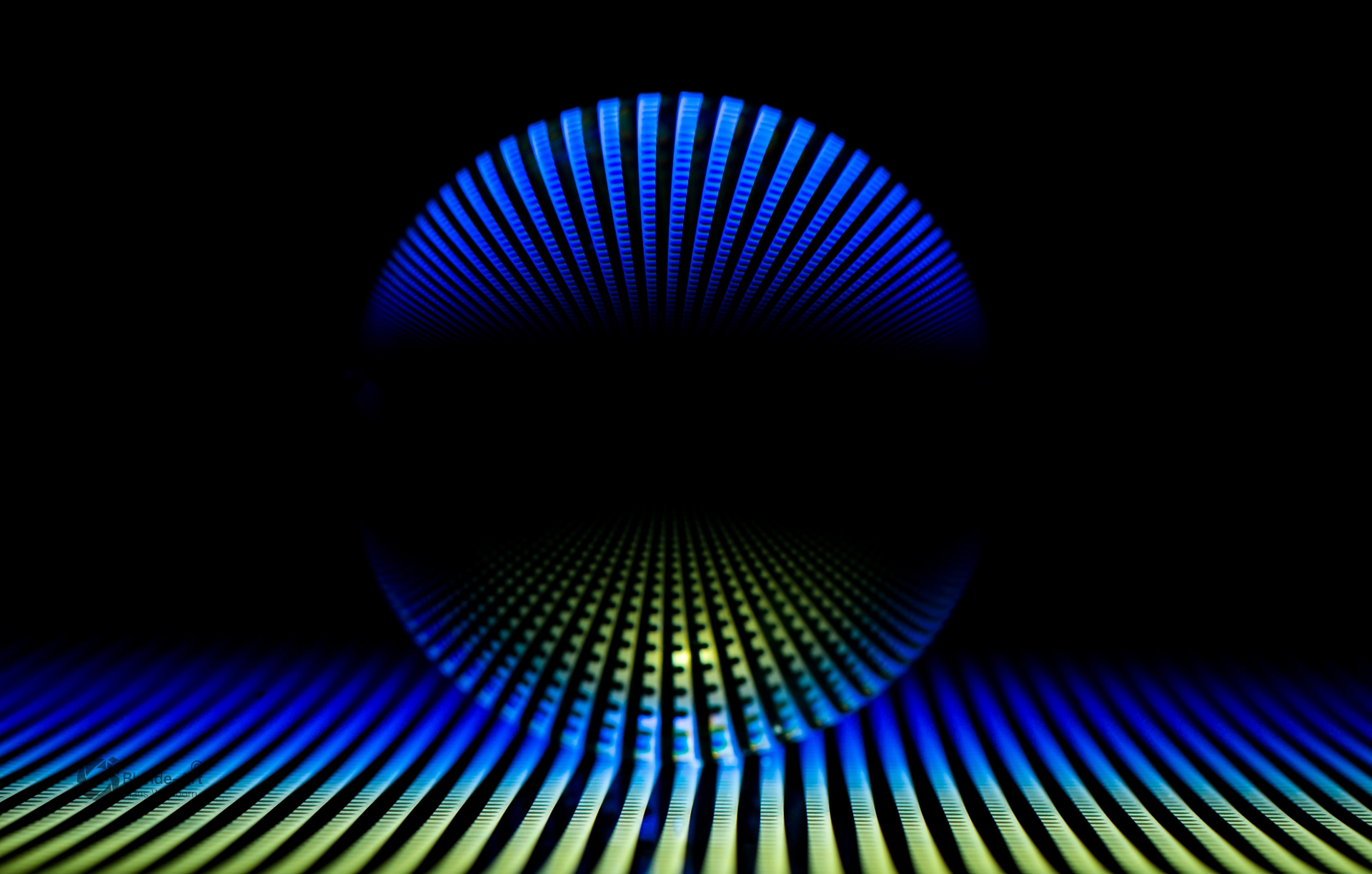 Glaskugel mit blauer und grüner Lichtstruktur, die ein lineares Raster optisch verzerrt und spiegelt