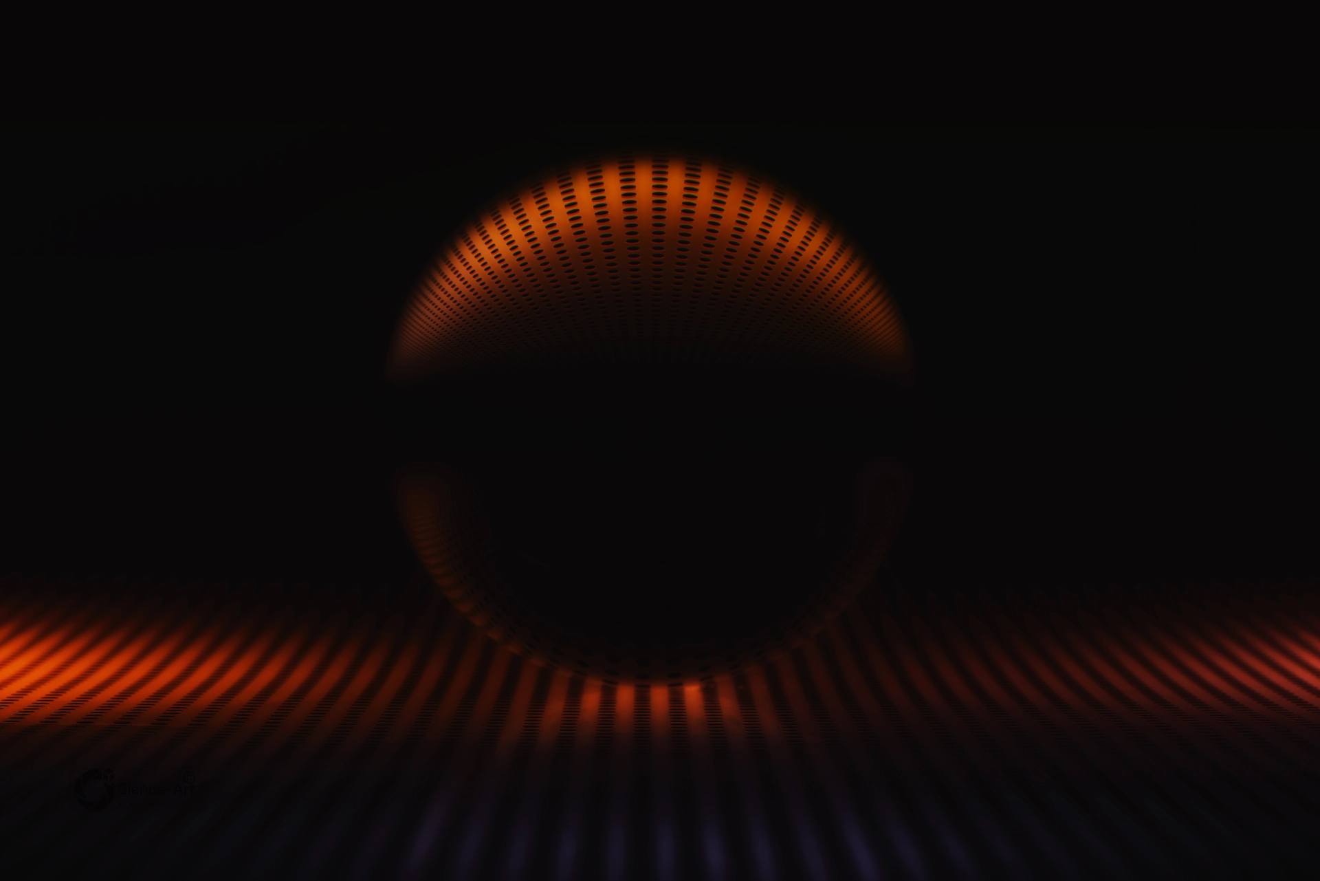 Glaskugel mit orangefarbenem Lichtfächer auf dunklem Hintergrund, reflektiert ein horizontales Raster mit warmem Farbverlauf
