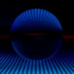 Glaskugel mit blauem Lichtfächer auf dunklem Hintergrund, reflektiert ein lineares Raster mit rotem Lichtakzent