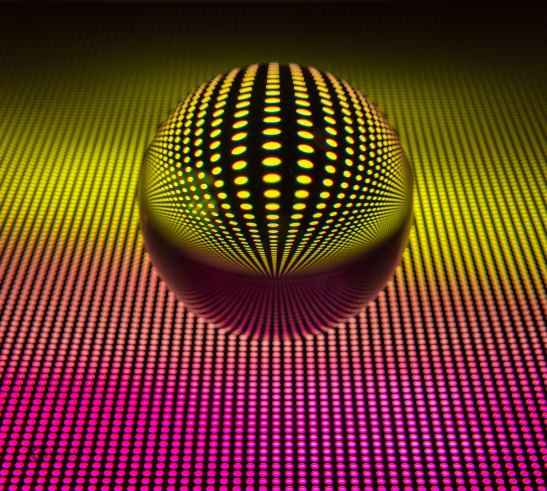 Glaskugel mit gelb-grünem Punktmuster auf pinkem Rasterhintergrund, das durch Lichtbrechung verzerrt wird