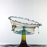 Schwebende Tropfenschale