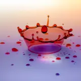 Flüssige Krone im Farbspiel