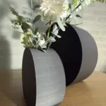 moderne minimalistische Design Vasen seitliche Ansicht mit Kunstblumen Dekoration