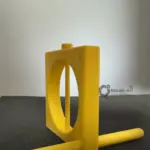 3D-gedruckter Apfelspieß für Vögel mit Sitzstange und Haltespieß vor dem Einsetzen eines Apfels.