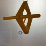 Minimalistischer Apfelspieß für Vögel aus dem 3D-Drucker mit Sitzstange und Apfelhalter zum Aufhängen.