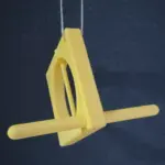 Minimalistischer Apfelspieß für Vögel aus dem 3D-Drucker mit integrierter Sitzstange und Aufhängung.