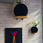 Großes und kleines 3D-gedrucktes Wandregal aus PLA Wood mit Designvasen als moderne Wanddekoration