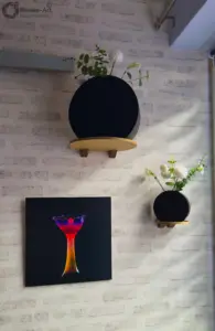 Großes und kleines 3D-gedrucktes Wandregal aus PLA Wood mit Designvasen als moderne Wanddekoration