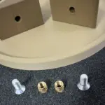 3D-gedrucktes Wandregal mit Keilwinkeln, M5-Senkkopfschrauben und Messing-Gewindeeinsätzen für die Wandmontage