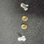 M5-Senkkopfschrauben und Messing-Gewindeeinsätze für die Befestigung der Keilwinkel am 3D-gedruckten Wandregal