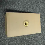 3D-gedruckter Keilwinkel aus PLA Wood mit eingesetztem Messing-Gewindeeinsatz für das Wandregal