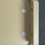 Draufsicht auf das 3D-gedruckte Wandregal aus PLA Wood mit Befestigungsschrauben für die Keilwinkel und Bohrungen zur Wandmontage