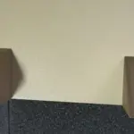 Unterseite des großen 3D-gedruckten Wandregals mit montierten Keilwinkeln zur Stabilisierung