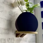 Großes 3D-gedrucktes Wandregal aus PLA Wood mit Designvase und Kunstblumen