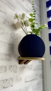 Großes 3D-gedrucktes Wandregal aus PLA Wood mit Designvase und Kunstblumen
