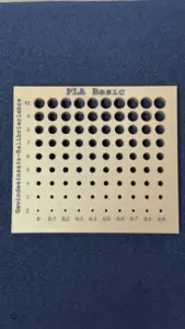 3D-gedruckte Lochkalibrierungs-Prüfplatte aus PLA Basic mit Bohrungen von 2,0 bis 10,9 mm