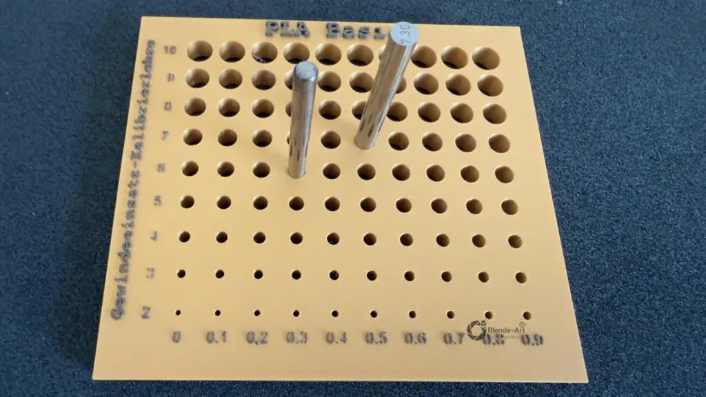 Stahl-Prüfstifte zur Messung der Bohrungsdurchmesser einer 3D-gedruckten Kalibrierplatte