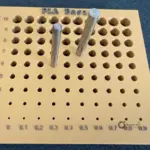 Stahl-Prüfstifte zur Messung der Bohrungsdurchmesser einer 3D-gedruckten Kalibrierplatte