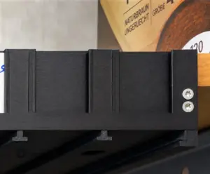 Schilderhalter des 3D-gedruckten Nespresso-Kapselhalters mit zwei Senkkopfschrauben befestigt