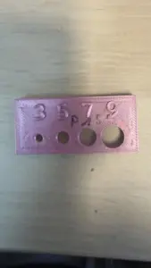 PLA-Testplatte mit 3, 5, 7 und 9 mm Bohrungen auf dem Bambu Lab P1S bei +0,15 mm X-Y-Loch-Kompensation