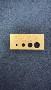 Testplatte mit 3, 5, 7 und 9 mm Bohrungen zur Prüfung der X-Y-Loch-Kompensation von +0,15 mm in Bambu Studio