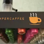 CAMPERCAFFEE-Transportsicherung am Nespresso-Kapselhalter mit eingesetzten Kaffeekapseln