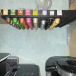 Zwei 3D-gedruckte Nespresso-Kapselhalter unter dem Regal mit Platz für insgesamt 70 Kapseln