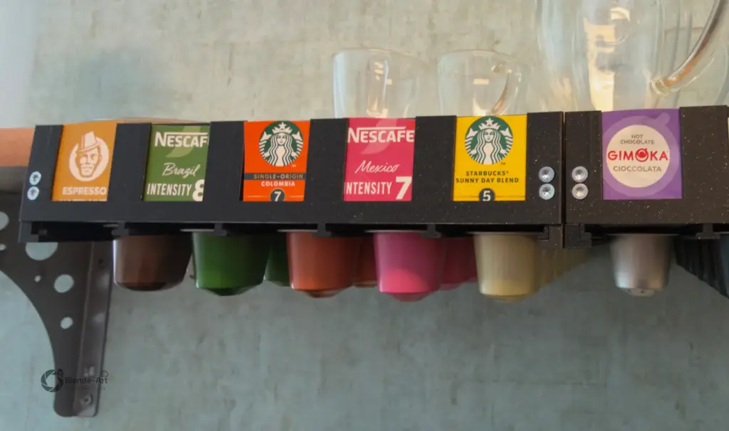 Nespresso-Kapselhalter mit Schilderhalterung zur Kennzeichnung der verschiedenen Kaffeesorten