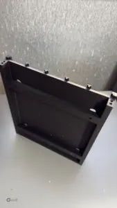 Rückseite des 3D-gedruckten Nespresso-Kapselhalters mit Befestigungsbohrungen