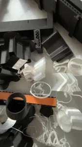 Fehlgedruckte Teile und Support-Reste des Nespresso-Kapselhalters nach abgebrochenem 3D-Druck