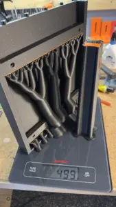 3D-gedruckter Nespresso-Kapselhalter mit Tree-Support vor dem Entfernen der Stützstruktur