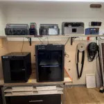 Selbstgebauter 3D-Druckertisch aus Aluminiumprofilen mit Bambu Lab P1S und H2C sowie AMS-Systemen und Filamenttrockner