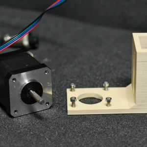 NEMA-17 Schrittmotor und 3D-gedruckte Motorhalterung mit montierten Schrauben auf dunklem Untergrund