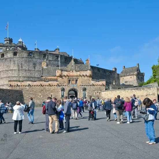 Besuchergruppen vor dem Haupteingang von Edinburgh Castle bei Sonnenschein.