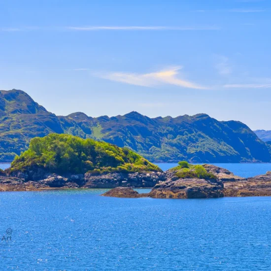 Grüne Inseln und Felsformationen im blauen Wasser vor der Westküste Schottlands bei Loch nan Uamh.