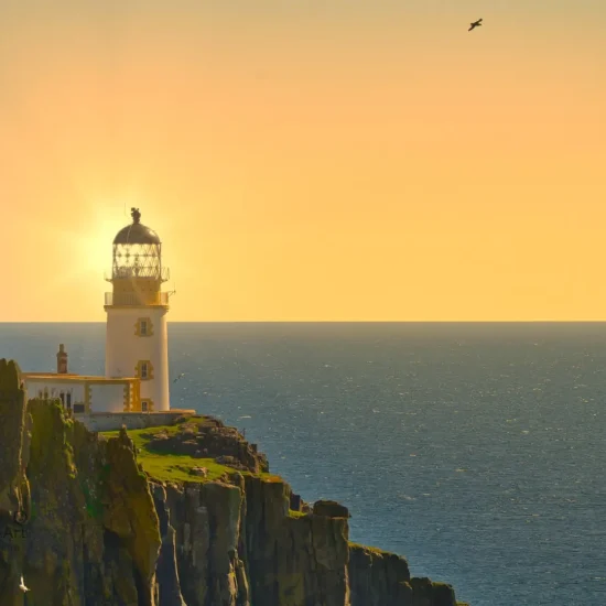 Sonnenuntergang hinter dem Neist Point Lighthouse auf einer Klippe über dem Meer, mit leuchtender Sonne, warmem Himmel und einem Vogel im Flug.