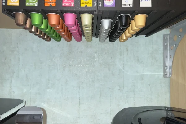 Zwei 3D-gedruckte Nespresso-Kapselhalter unter dem Regal mit Platz für insgesamt 70 Kapseln